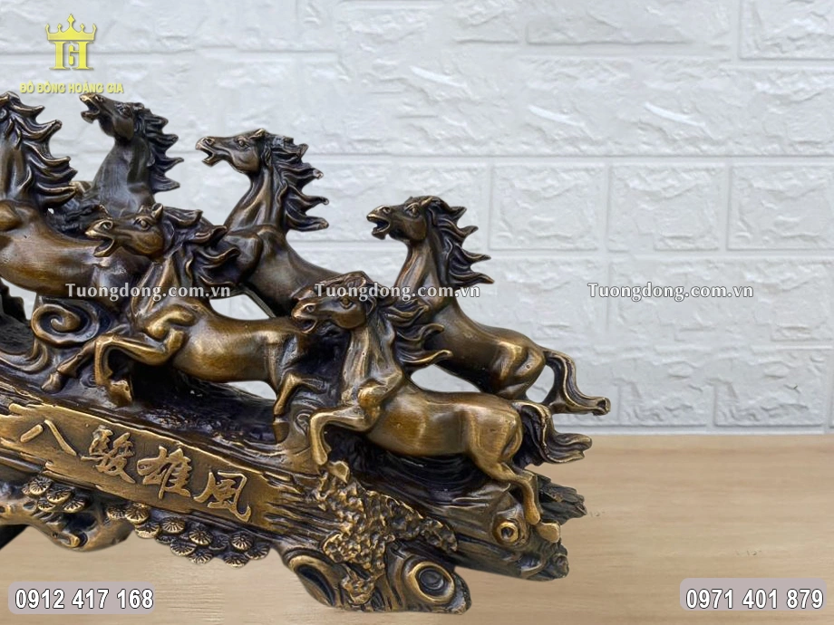 Linh vật ngựa được chạm khắc tỉ mỉ, sinh động